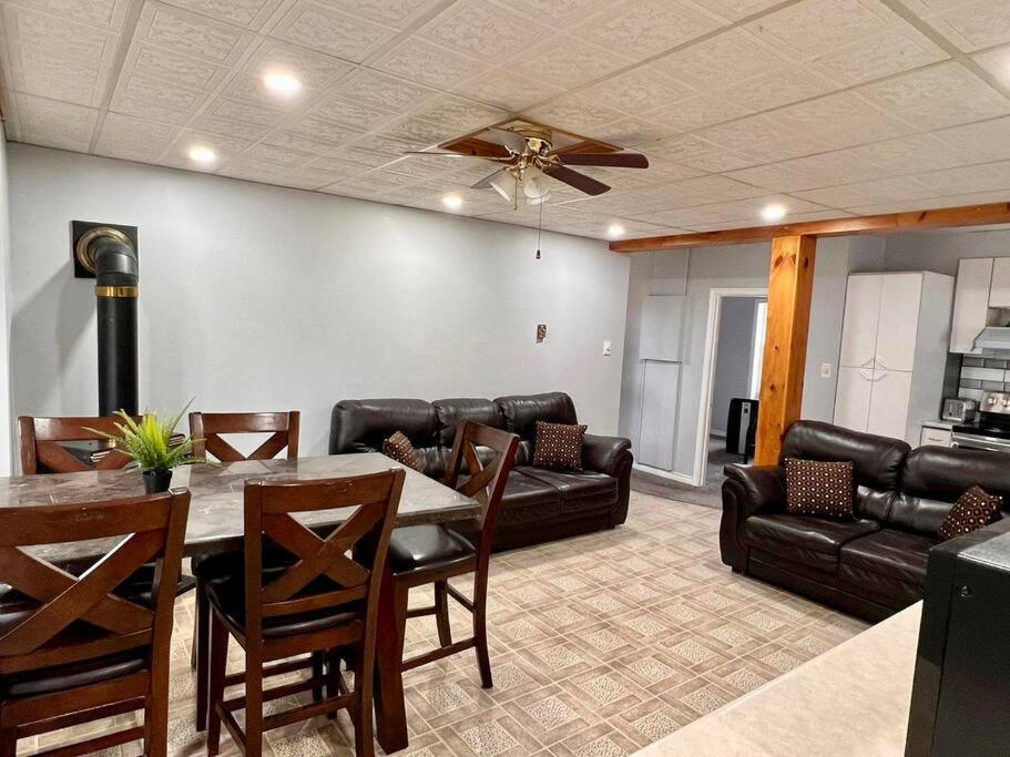 3 Bedroom House In Downtown With 3 Car And 1 Trailer Parking Holiday home Trenton